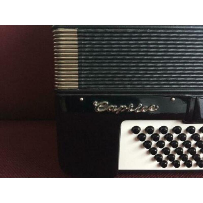 Duitse Weltmeister Caprice accordeon . 120 bas . 4 korig .