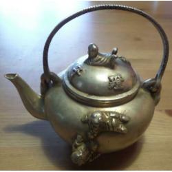 China miao zilveren theepot met kinderen en gesigneerd