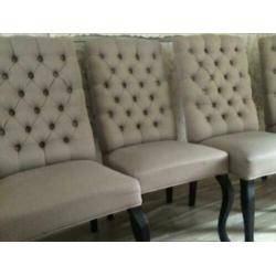 Vier nette gecapitonneerde eetkamerstoelen Taupe kleur