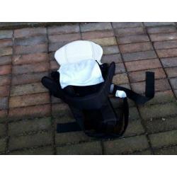 te koop zwarte chicco draagzak + slabbertje 3.5 tot 9 kilo