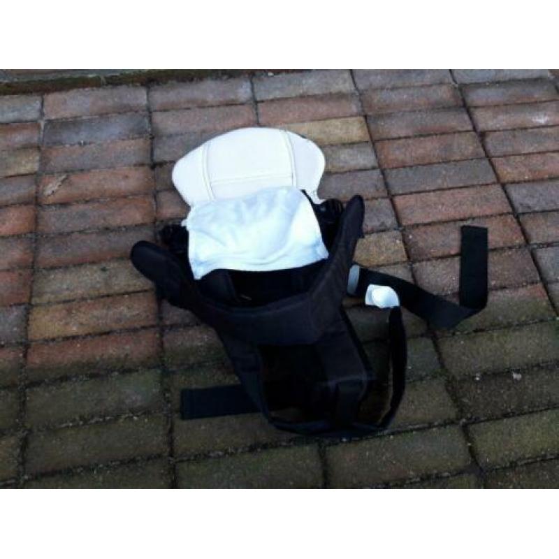 te koop zwarte chicco draagzak + slabbertje 3.5 tot 9 kilo