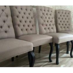 Vier nette gecapitonneerde eetkamerstoelen Taupe kleur