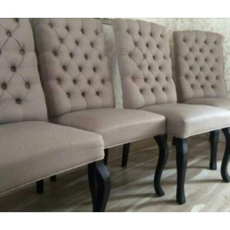 Vier nette gecapitonneerde eetkamerstoelen Taupe kleur
