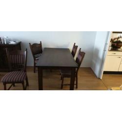 Nette tafel en stoelen
