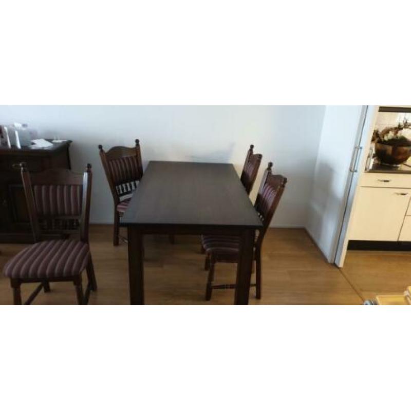 Nette tafel en stoelen