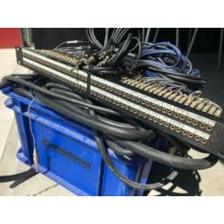 Partij professionele audio kabels en patch panel