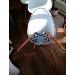 4 moderne eetkamerstoelen.