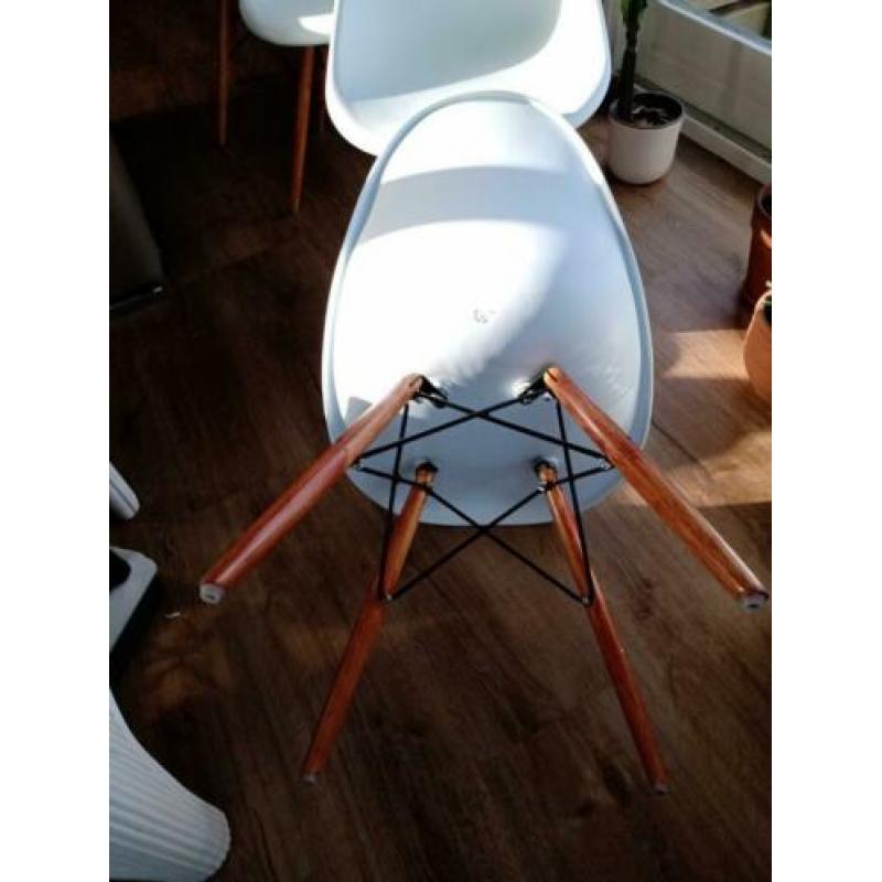 4 moderne eetkamerstoelen.