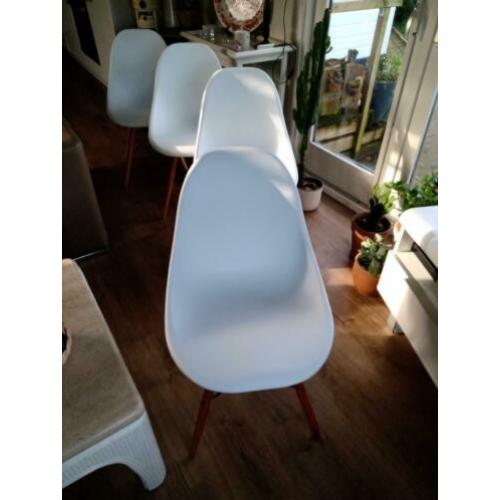 4 moderne eetkamerstoelen.