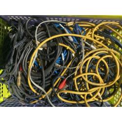 Partij professionele audio kabels en patch panel