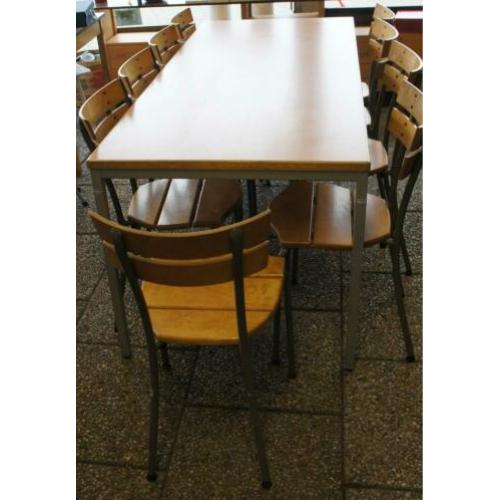 tafel met 9 stoelen