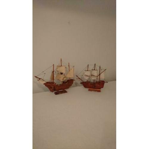 2 houten zeil schepen, modelboten
