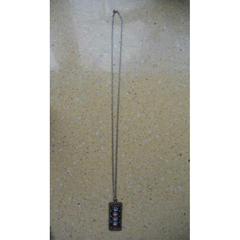 Zilverkleurige ketting hanger ingelegde steentjes roze blauw