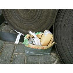 Rubberen band van 8 cm, 250 meter en bevestigingsmateriaal