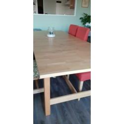 3 meterlange houten eettafel met bankje van Ikea