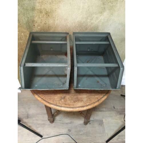 Metalen vintage opbergbakken prijs per stuk twee voor €30