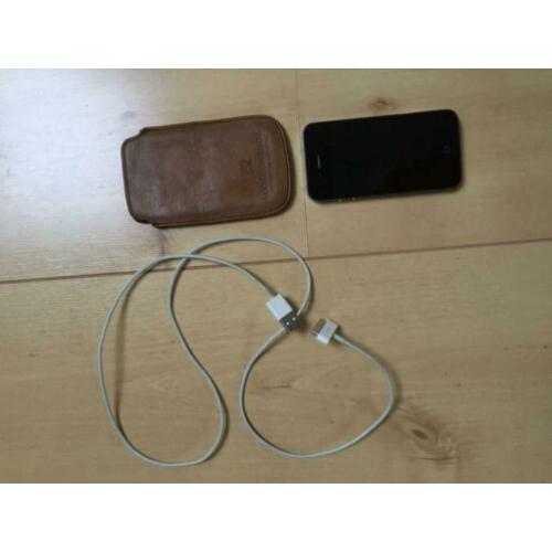 Nette zwarte iPhone 4 met hoesje en oplaadsnoer