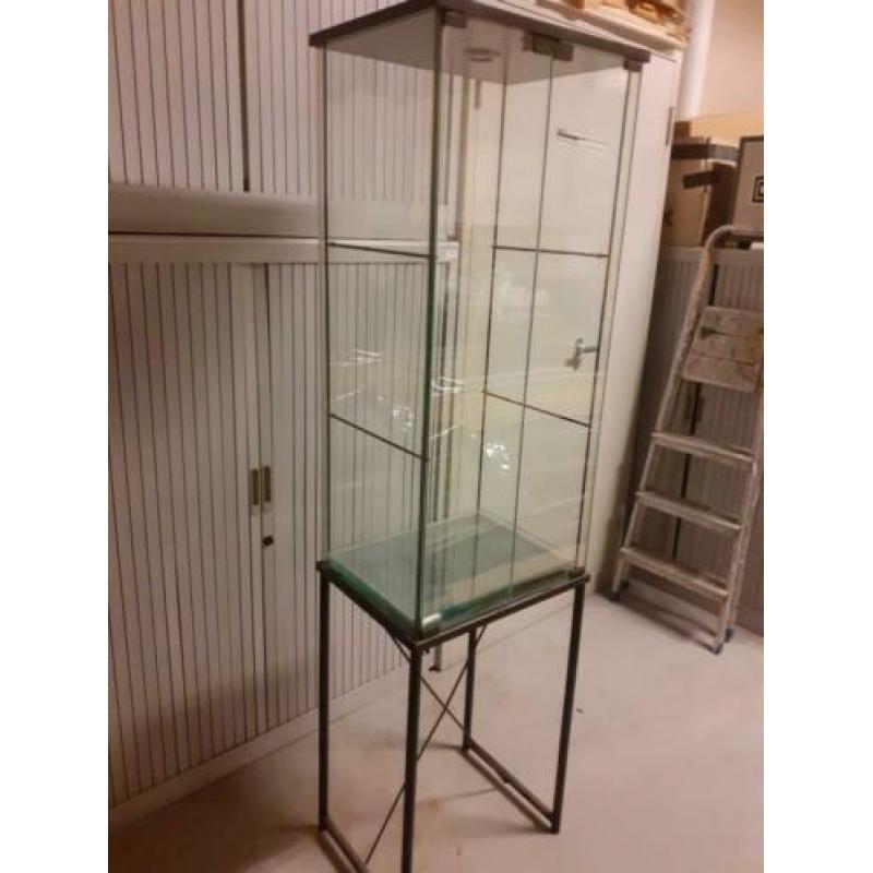 Vitrinekast glas met glazen planken en lampje