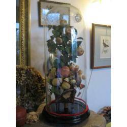 Antieke stolp met fruitornament