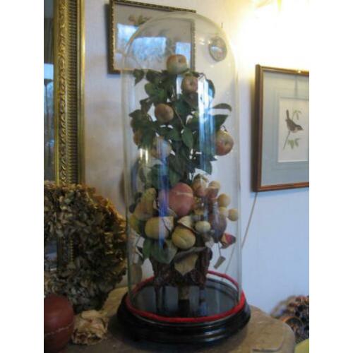Antieke stolp met fruitornament