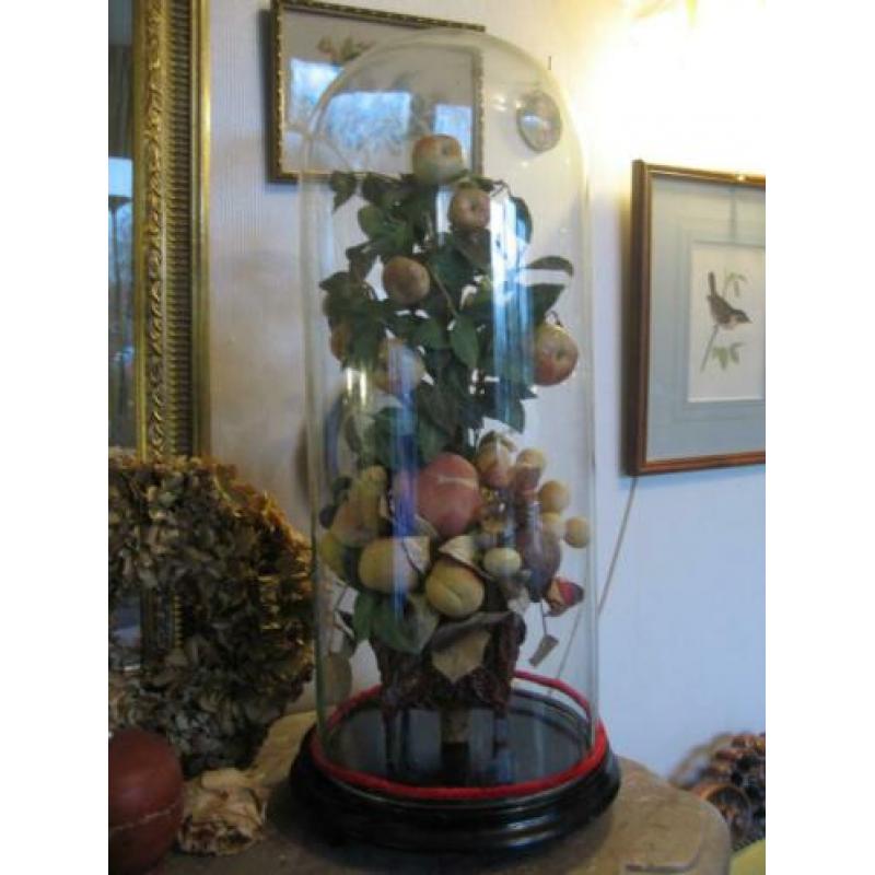 Antieke stolp met fruitornament