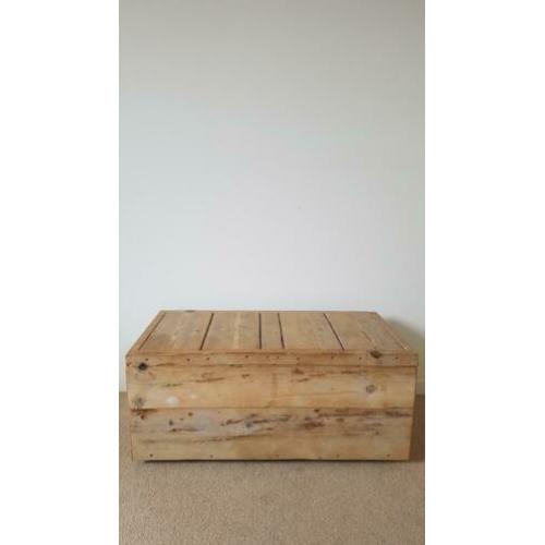 Mooie houten kist. Voor speelgoed of als tafel. 91x46x40