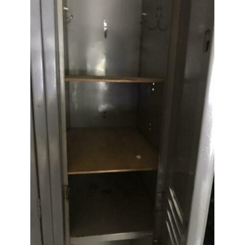 Oude vintage locker grijs.6 deurs