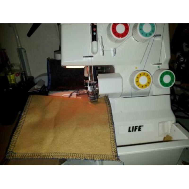 Overlock machine LIFT Bijna Nieuw