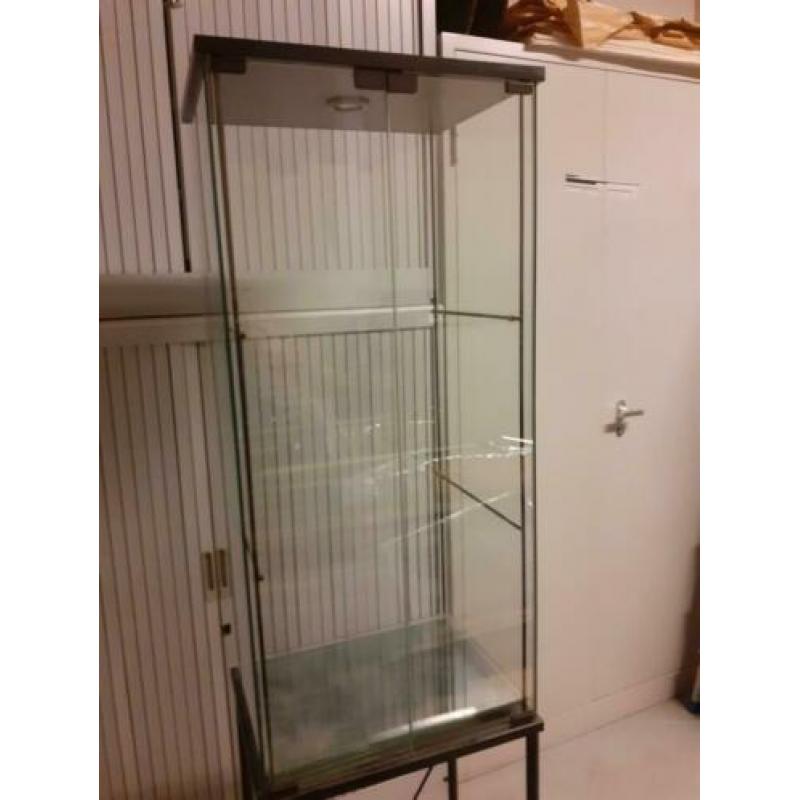 Vitrinekast glas met glazen planken en lampje
