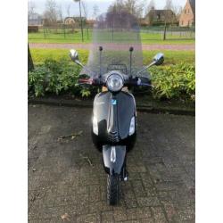 Vespa Primavera 25 km/h ,08-2017, 1444 km nieuwstaat , snor