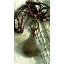Labradoriet en antiek brons hanger ketting