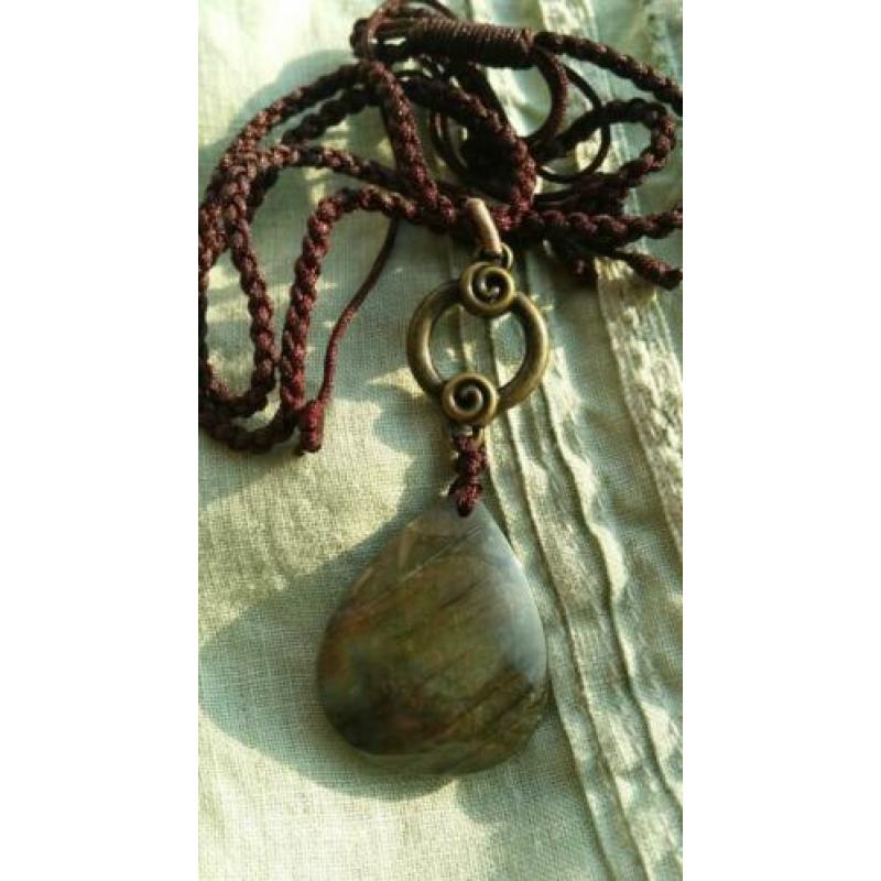 Labradoriet en antiek brons hanger ketting