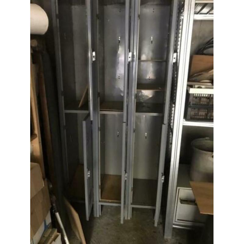 Oude vintage locker grijs.6 deurs