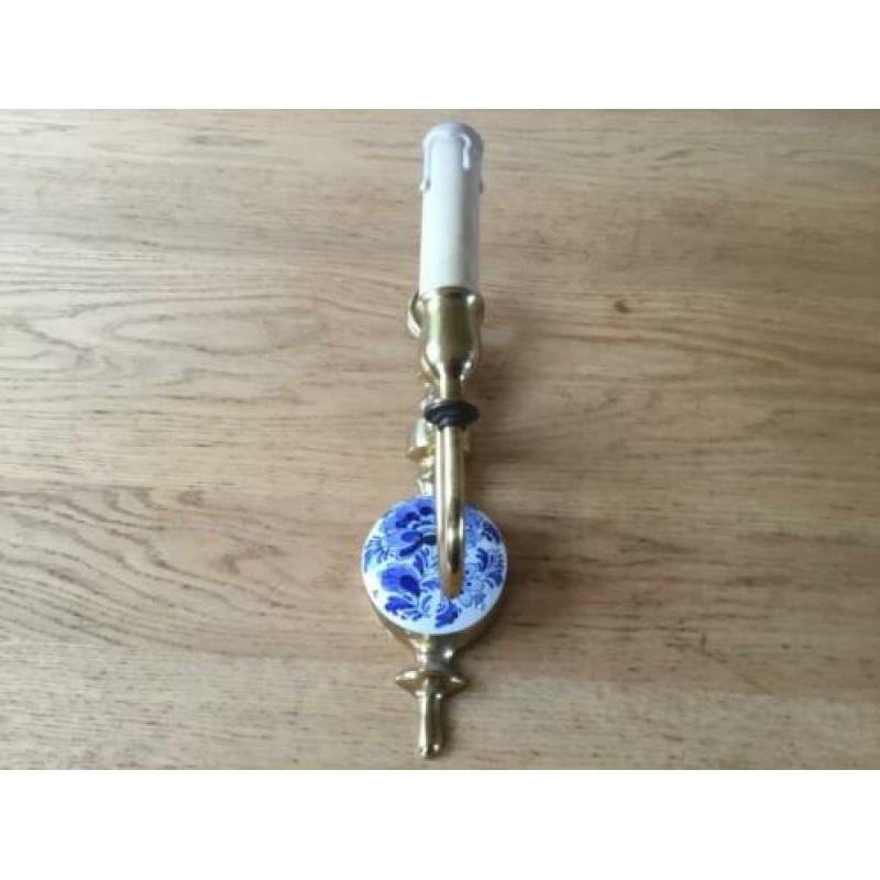 Een koperen hanglamp met Delfts blauw