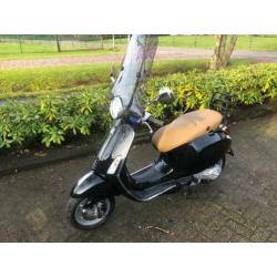 Vespa Primavera 25 km/h ,08-2017, 1444 km nieuwstaat , snor