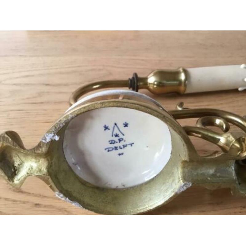 Een koperen hanglamp met Delfts blauw