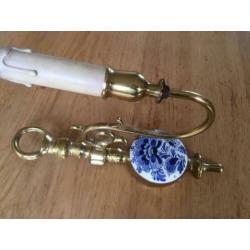 Een koperen hanglamp met Delfts blauw
