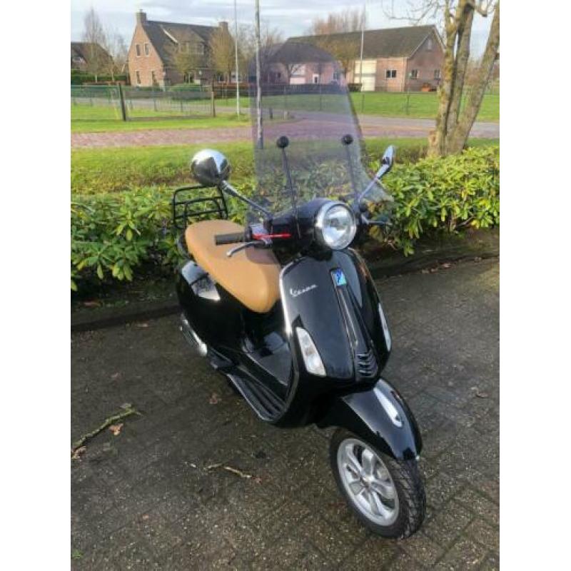Vespa Primavera 25 km/h ,08-2017, 1444 km nieuwstaat , snor