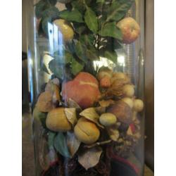 Antieke stolp met fruitornament
