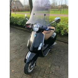 Vespa Primavera 25 km/h ,08-2017, 1444 km nieuwstaat , snor