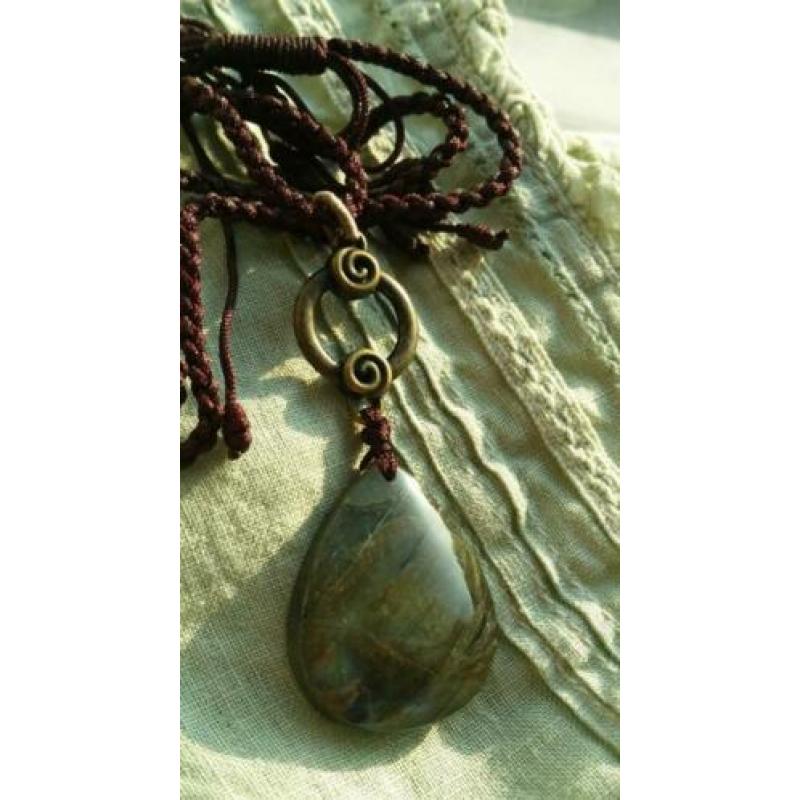 Labradoriet en antiek brons hanger ketting