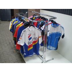 xxx 21-2 GEBRUIKTE WIELERKLEDING VOOR MAAR 7 EURO PER ITEM