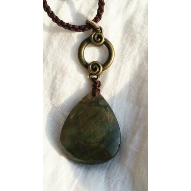 Labradoriet en antiek brons hanger ketting