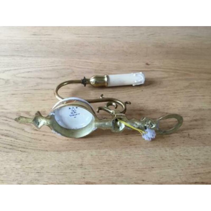 Een koperen hanglamp met Delfts blauw