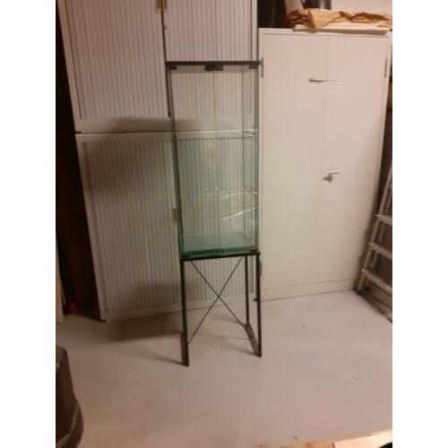 Vitrinekast glas met glazen planken en lampje