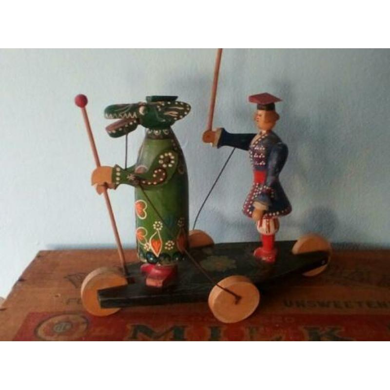Antiek speelgoed hout krokodil strijder wagen