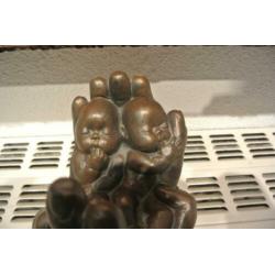 Twee slapende baby’s(Tweeling) in twee handen