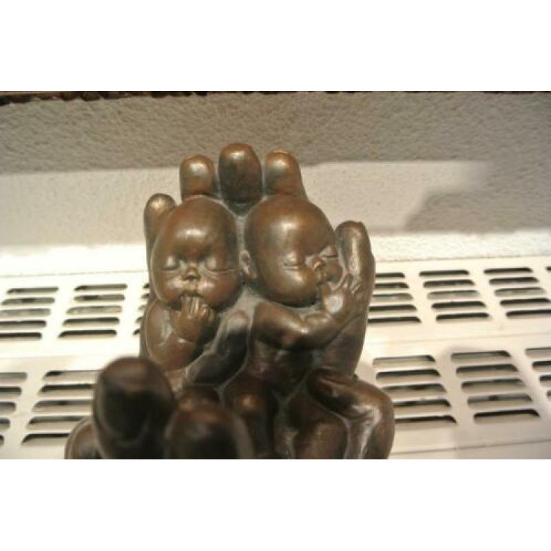 Twee slapende baby’s(Tweeling) in twee handen