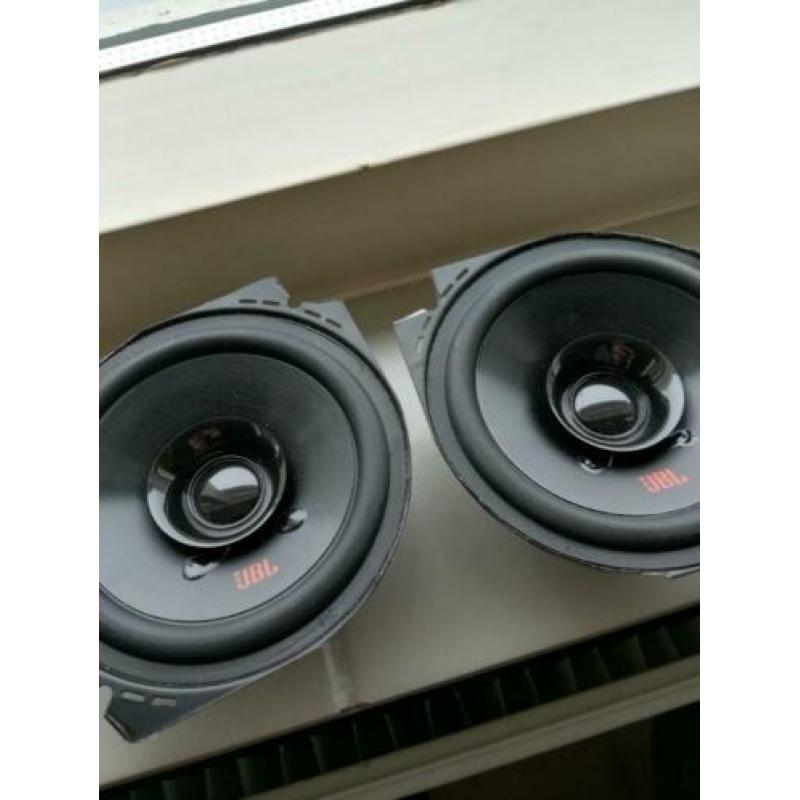 Autospeakers JBL en gratis auto USB opbouwstuk.