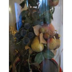 Antieke stolp met fruitornament